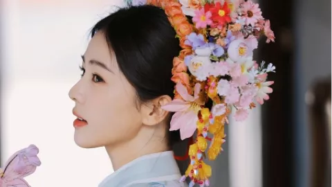 浙江女子酒店磕断玉镯细节